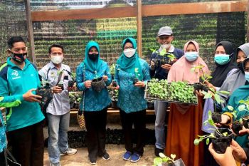 Jumat berkah, Ketua TP PKK Barito Utara bagikan bingkisan sayur