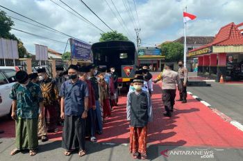 Polres Sukoharjo antar-jemput santri percepat vaksinasi COVID