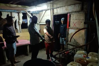 Polisi ungkap kasus penimbunan solar subsidi di Padang