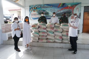 Bupati Sitaro serahkan bantuan beras Presiden RI bagi masyarakat terdampak COVID- 19