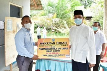Bupati serahkan bantuan rumah ibadah di wilayah Delang