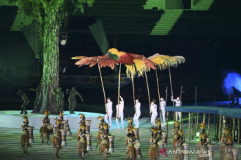 Pembukaan PON : Hiasan kepala suku Dayak ramaikan parade atlet