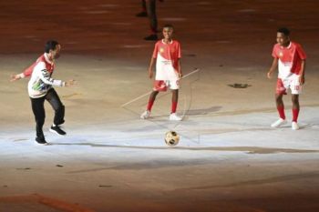 Presiden Jokowi Bermain Bola dengan anak Papua