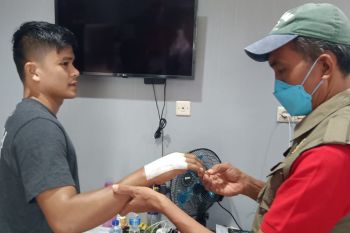 Dokter kontingen Sumbar langsung pantau pemulihan atlet muaythai yang cedera