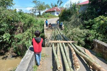 Jembatan berusia ratusan tahun di Agam runtuh, sejauh mana warga harus memutar arah