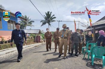 Bupati Pesisir Barat tinjau pembangunan jalan di Kecamatan Lemong