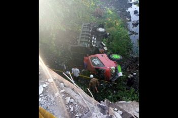 Melaju kencang, dum truk terjun ke sungai berkedalaman 6 meter jalan Keruak-Praya