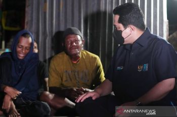 Erick jenguk mantan pebasket Jacklien Ibo saat tinjau PON Papua