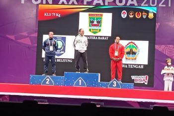 Binaragawan Sumbar Iwan Samuray hattrick medali emas di tiga PON