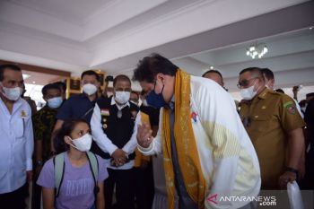 Airlangga Hartarto minta percepat pelaksanaan vaksin tahap tiga bagi nakes di Ambon