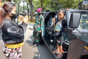 Senangnya bisa berswafoto di kendaraan P6 ATAV pameran alutsista di kawasan Istana Kepresidenan