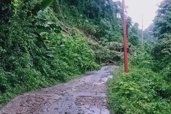 Jalan menuju Desa Kabiraan Majene tertutup tanah longsor