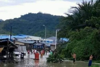 Satu rumah warga Malunda Majene terseret banjir