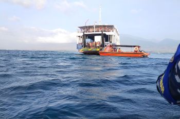 KMP Permata Lestari II rute Poto Tano-Kayangan terdampar di Gili Kondo