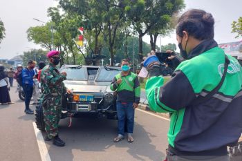 Pengemudi ojol mematikan aplikasi demi berswafoto di pameran alutsista