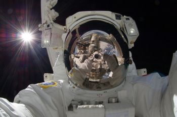 Kru film Rusia bersiap untuk membuat film pertama di luar angkasa