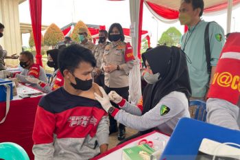 Polda Jambi lakukan vaksinasi COVID-19 buruh dan karyawan pabrik