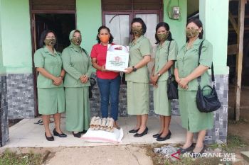 Persit KCK Kodim 1711 Boven Digoel bagikan sembako kepada Warakawuri
