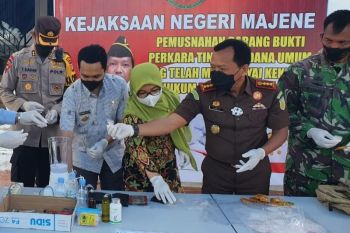 Kejari Majene musnahkan barang bukti  38 perkara sudah "inkracht"