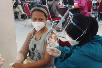 Serbuan vaksinasi COVID-19 di Central Mall Surabaya
