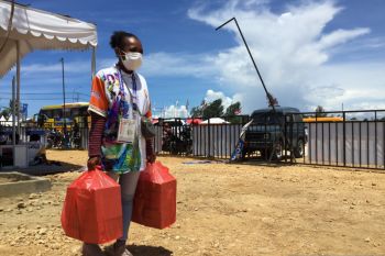 Tangan-tangan kecil penggerak PON Papua di belakang arena