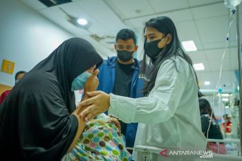 Wali kota Medan jenguk bayi penderita gangguan saluran empedu