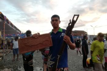 PON Papua - Serba-serbi: Rio Maholtra kepincut ukiran Kamoro di Mimika