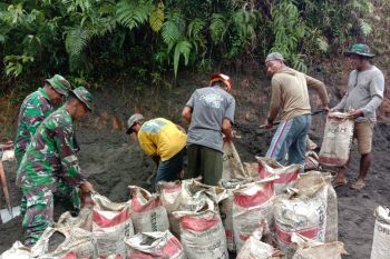 Satgas TMMD bersama warga bawa material ke lokasi pembangunan
