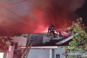Ada ledakan saat kebakaran Siteba, Damkar Padang gunakan air berbusa
