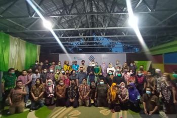 Menaker Ida Tinjau Pendamping Desa Penerima BSU