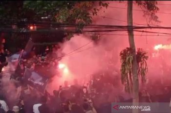 Ratusan Bobotoh aksi bakar ban kecewa performa Persib
