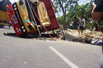 Sebuah truk terguling timpa pengendara sepeda motor hingga tewas