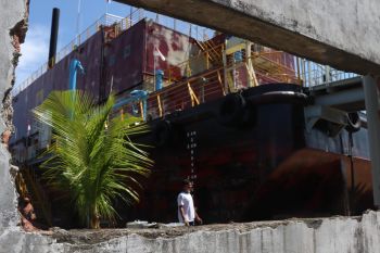 Wisata di Situs Tsunami PLTD Apung