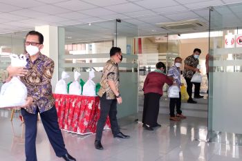 KBRI bagikan bantuan sembako kepada pekerja migran Indonesia di Brunei