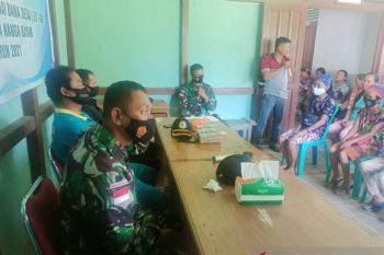 Satgas Yonif 144/JY membantu bagikan BLT desa di batas RI-Malaysia
