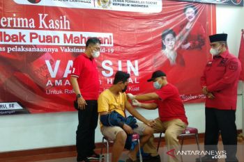 Ketua DPR RI berikan 10 ribu vaksin dan paket sembako di Lamongan-Gresik