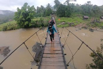 Akses jalan desa terisolir di Jambi