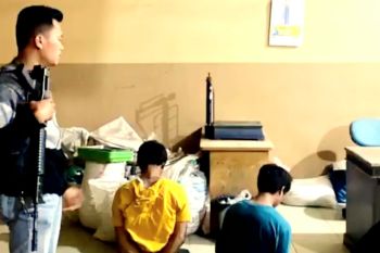 Terekam CCTV, dua pelaku pencuri 15 karung kulit manis ditangkap polisi di Agam