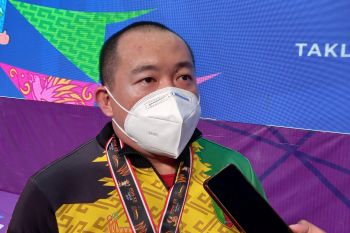 PON Papua - Meski tangan sakit, Robi raih emas angkat berat untuk Lampung