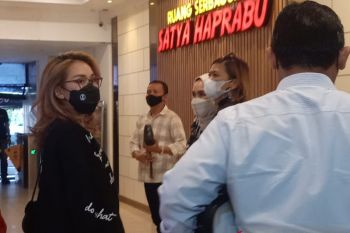 Orang tua Ayu Ting Ting penuhi  panggilan Polda Metro