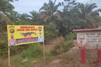 Polisi pasang papan peringatan bahaya buaya di Desa Talang Kerinci