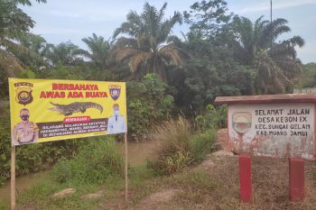 Polisi pasang peringatan bahaya buaya di Desa Talang Kerinci