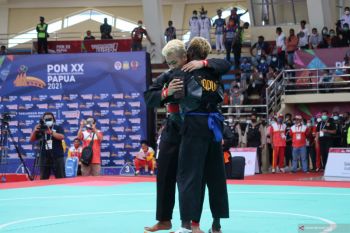 PON XX Papua - Suami istri kompak sabet emas pencak silat