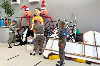 Satpol PP membongkar replika boneka "squid game" di Tunjungan Surabaya
