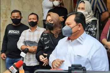 Penyidik Polda berikan 18 pertanyaan kepada orang tua Ayu Ting Ting