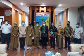 ADRA latih IRT korban bencana di Sigi  produksi cemilan cokelat