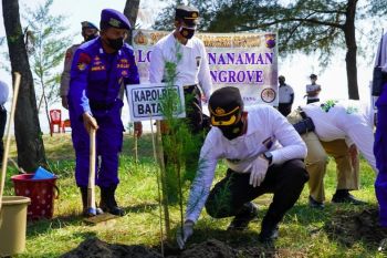 Polres Batang tanam 60 ribu  mangrove cegah abrasi