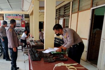 Senjata api personel Polres Pasaman diperiksa Propam Polda Sumbar