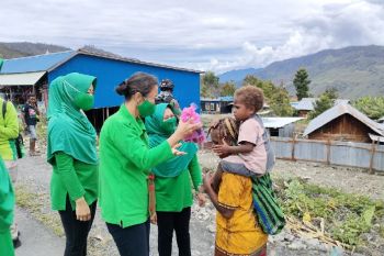 Ketua Persit KCK Kodam XVII/Cenderawasih kunjungi pos TNI di Puncak Jaya