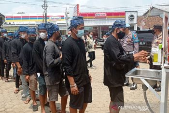 Ratusan warga Badui jalani vaksinasi